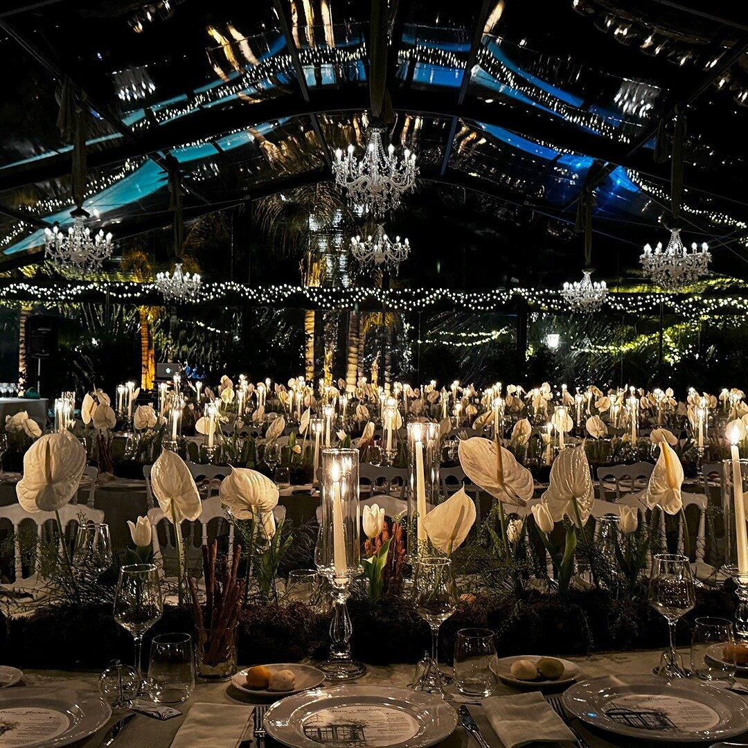 Tenda di notte con lampadari