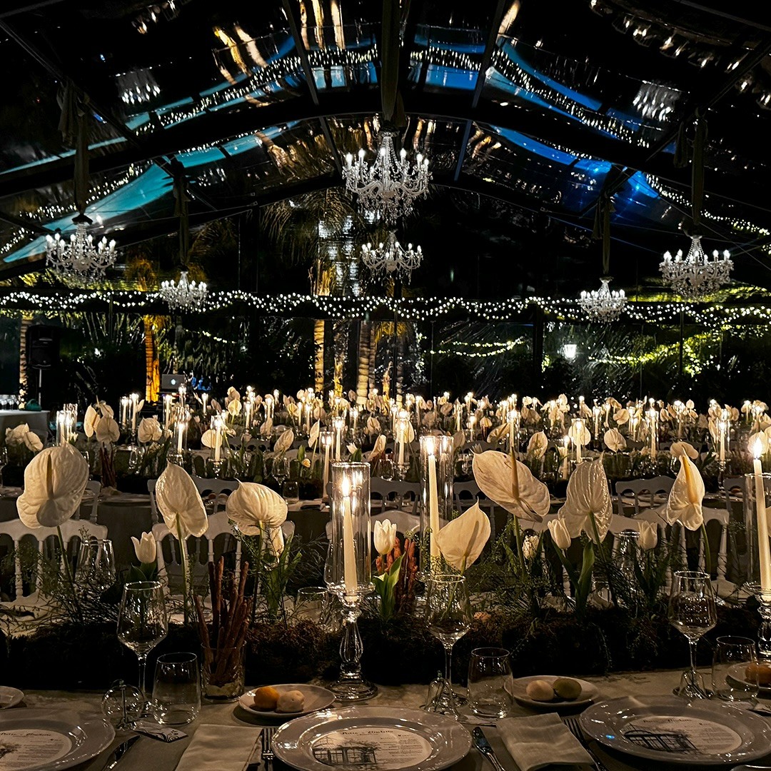 Tenda di notte con lampadari