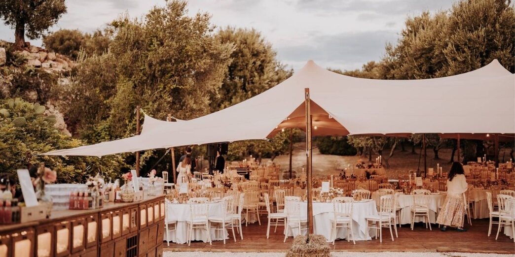 Stretch tent tra gli ulivi