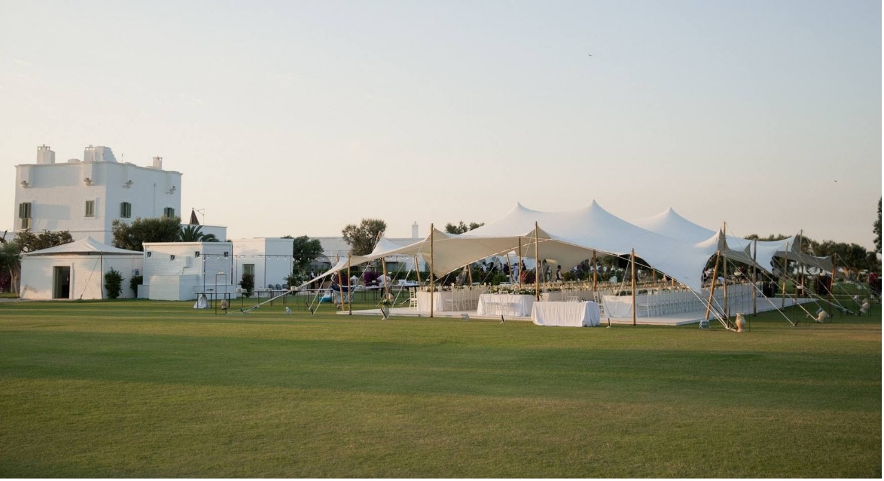 Stretch tent Exotent davanti a una masseria