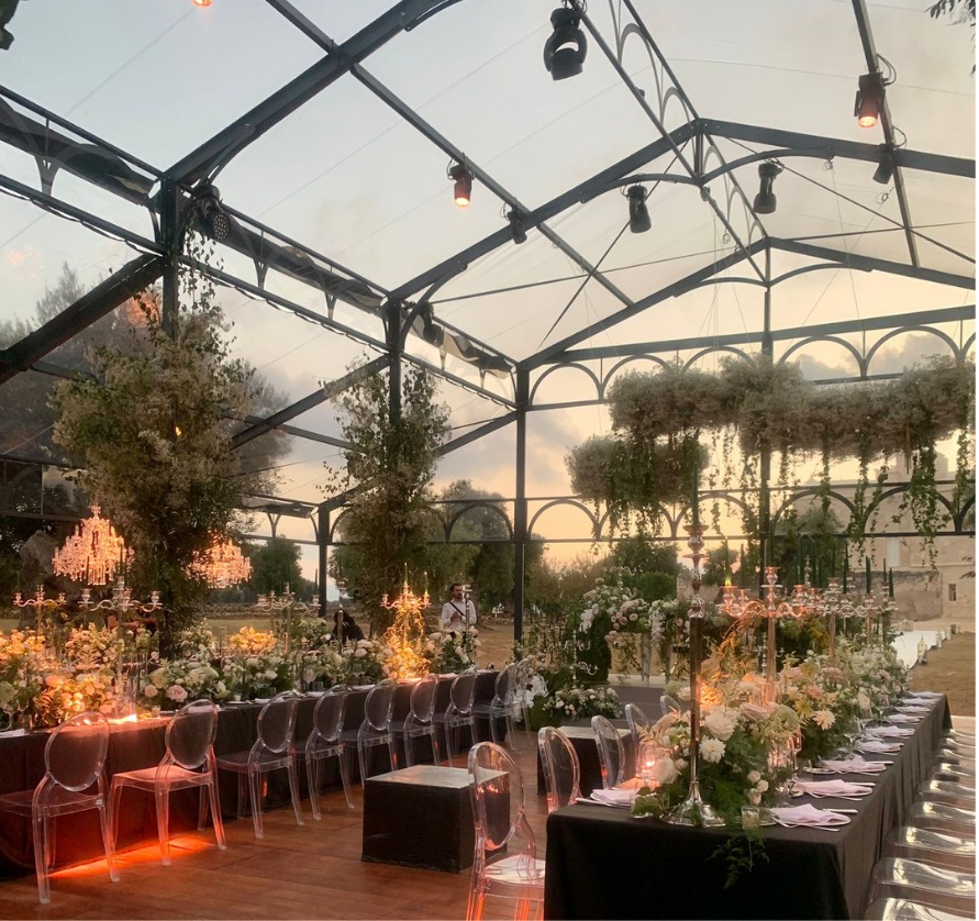 Floralia di Exotent, interno con tavolo imperiale sotto gli archi