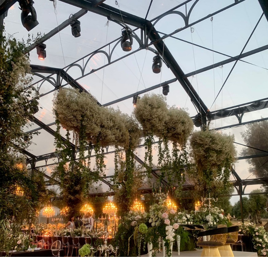 Floralia di Exotent, interno con verde sospeso e lampadari
